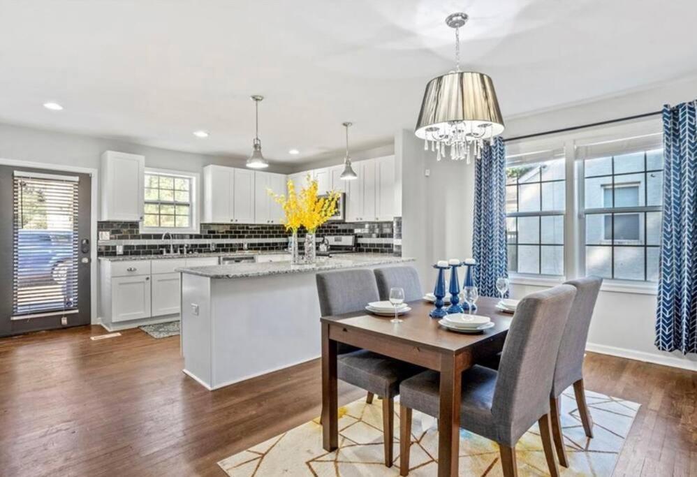 3 Bedroom With A Fire Pit And Hot Tub Atlanta