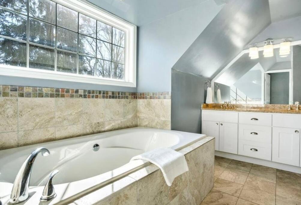 3 Bedroom With A Fire Pit And Hot Tub * Atlanta